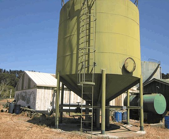 Estanque de decantación del terminal petrolero de la Isla Quiriquina